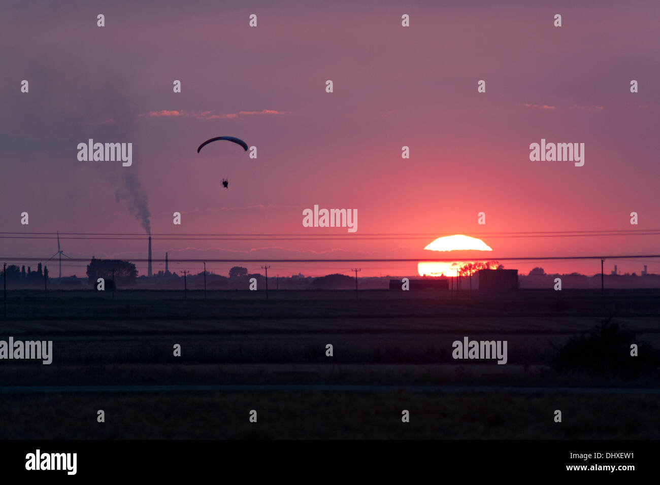 Gleitschirm fliegen über die Moor-Landschaft bei Sonnenuntergang. Stockfoto