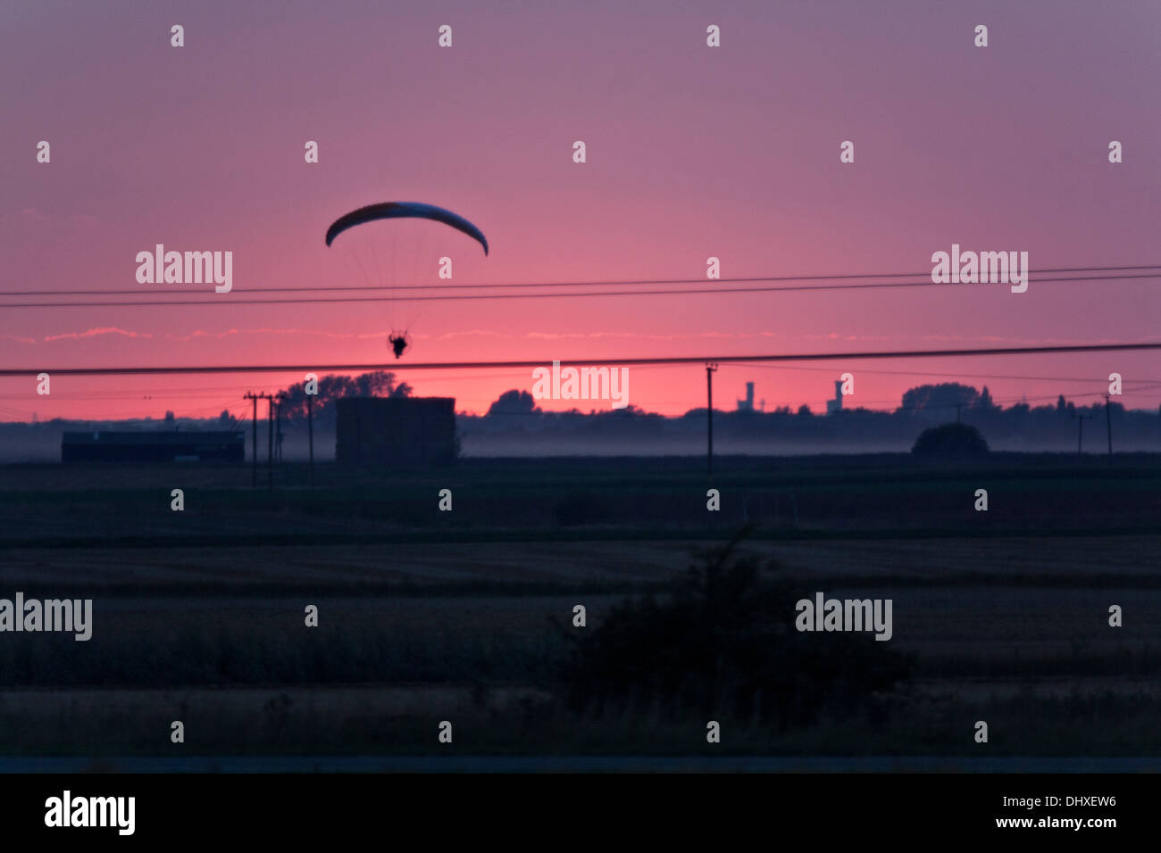 Silouetted angetrieben Gleitschirm fliegen kurz nach Sonnenuntergang Stockfoto