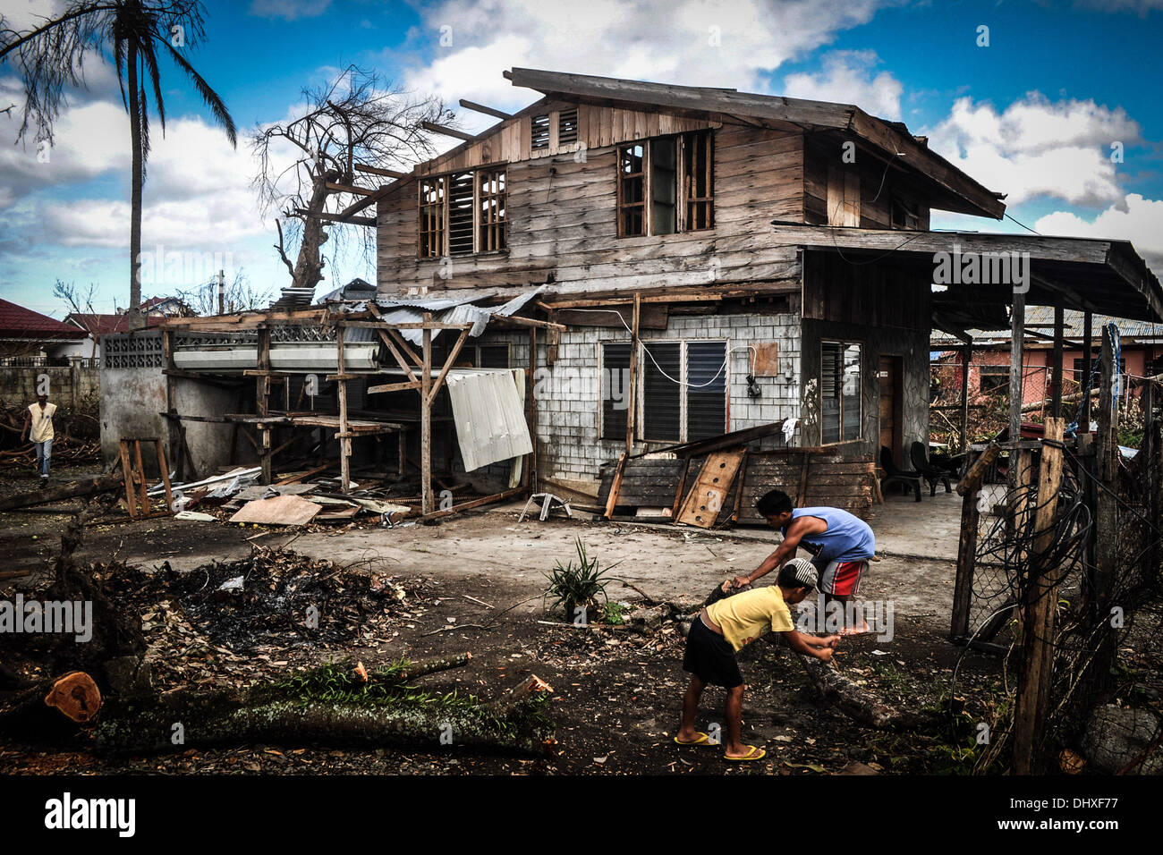 LEYTE, Philippinen. 14. November 2013. Filipinos beginnen, ihre Häuser in der Stadt Albuquera in der Provinz Leyte am 14. November 2013 wieder aufzubauen. Super Taifun Haiyan, lokal bekannt als '' Yolanda'', die weltweit stärkste Taifun pummeled durch central Visayas am 09. November verlassen enormen Verwüstungen in der Region. : Bildnachweis George Calvelo/NurPhoto: George Calvelo/NurPhoto/ZUMAPRESS.com/Alamy Live-Nachrichten Stockfoto