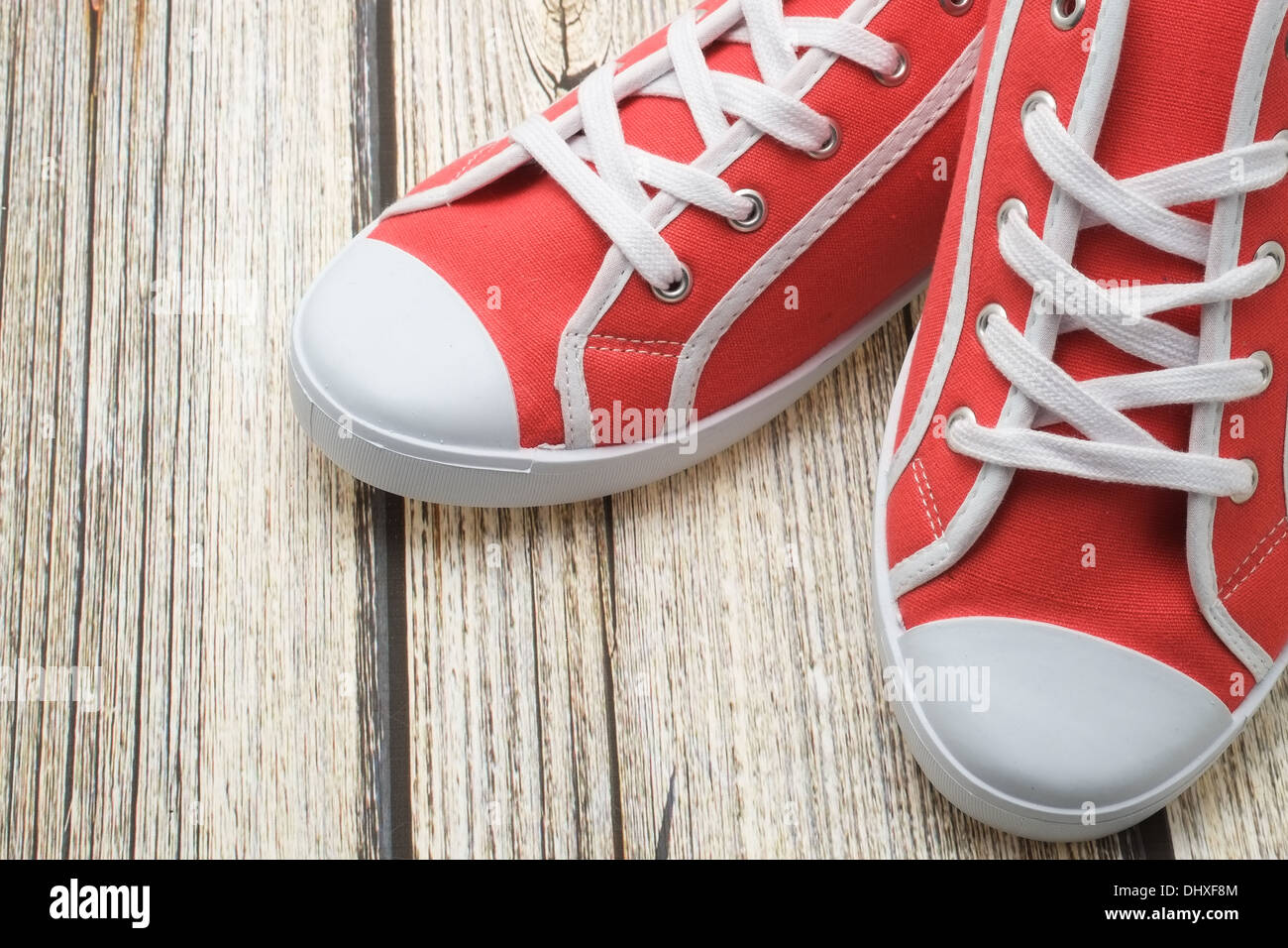 Studioaufnahme von ein paar neue Red canvas Schuhe Stockfoto