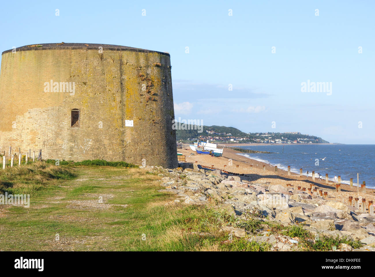 Ein Martello-Turm am Strand von Hythe in Kent, UK Stockfoto