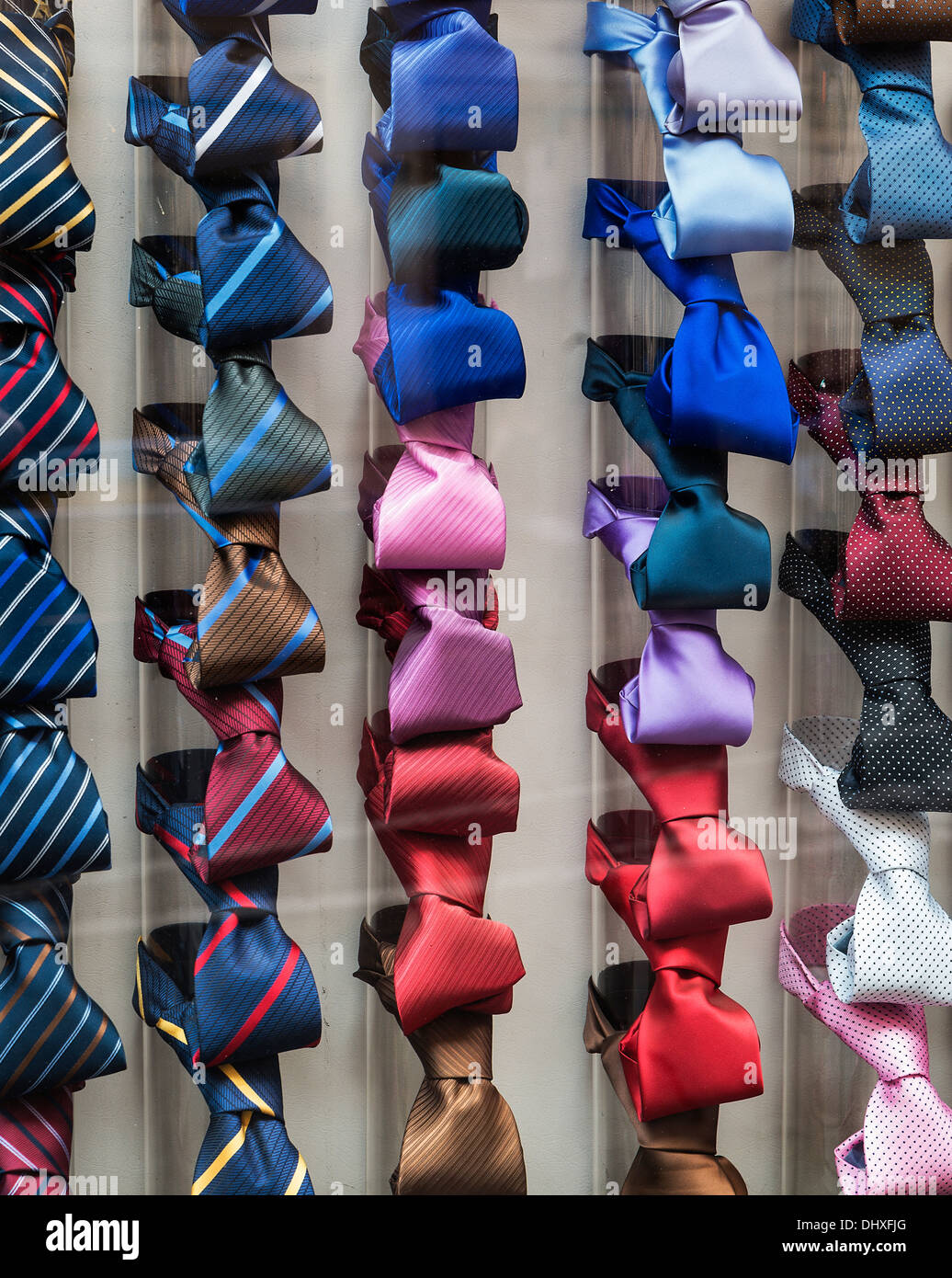 Seidenkrawatten anzeigen in einem Schaufenster, Rom, Italien Stockfoto