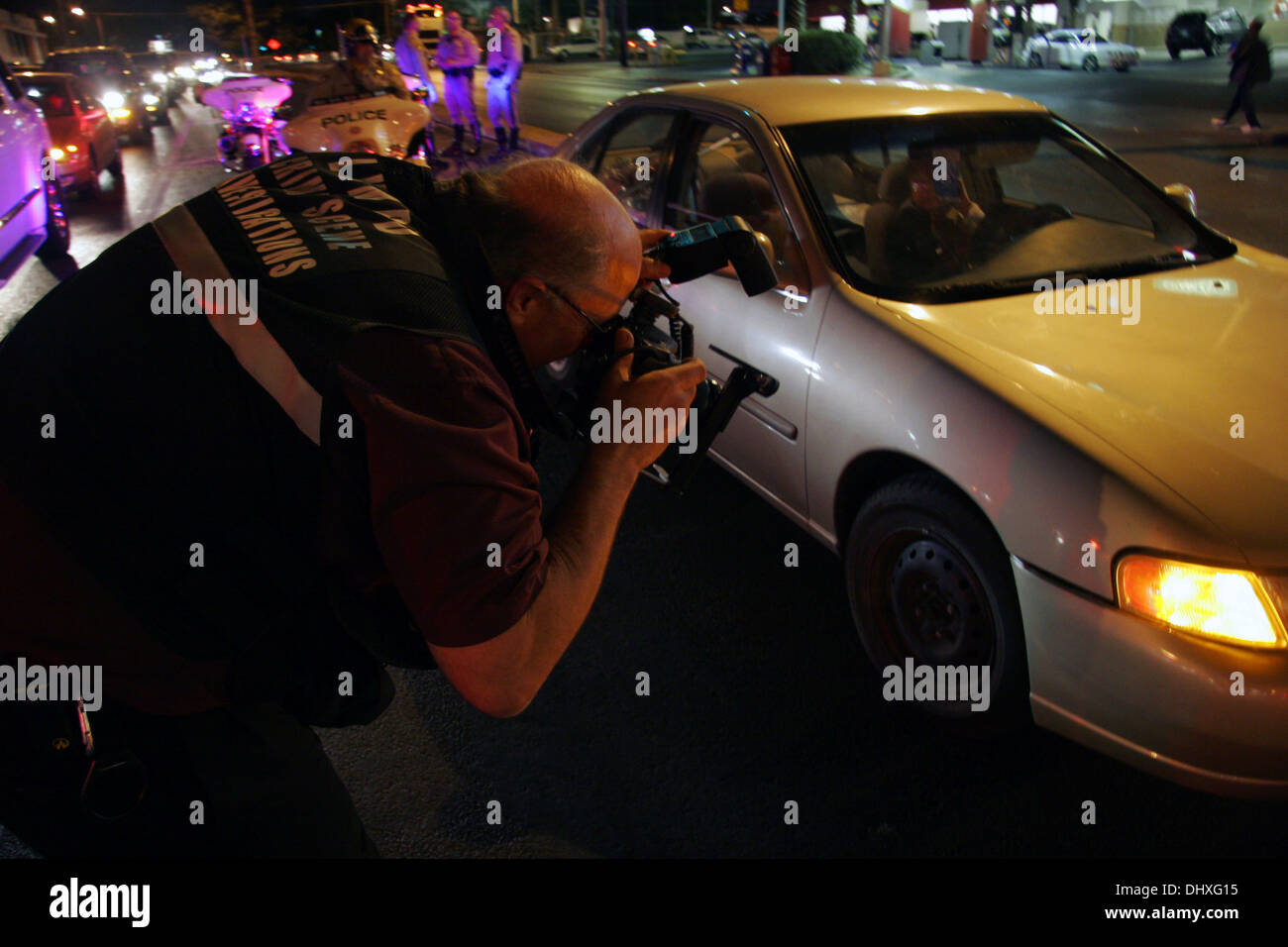 Las Vegas Metro Polizist CSI - Crime Scene Investigator - Fotografien ein Verkehrsunfalls, Las Vegas, Nevada, USA Stockfoto
