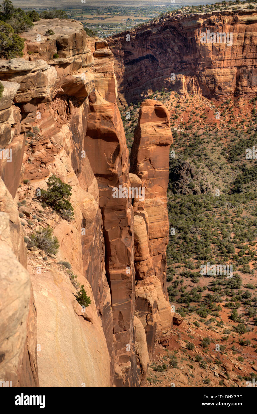 Ein Bergsteiger ruht auf Sentinel Turm in Colorado National Monument in der Nähe von Fruita, Colorado. Stockfoto