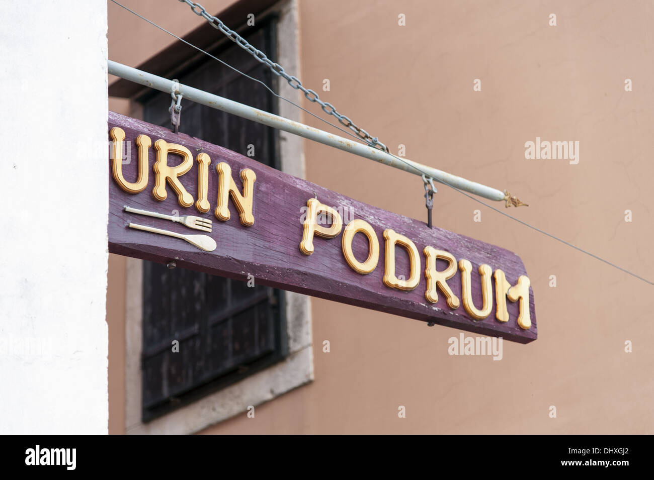Typenschild eines Restaurants in Stari Grad Stockfoto