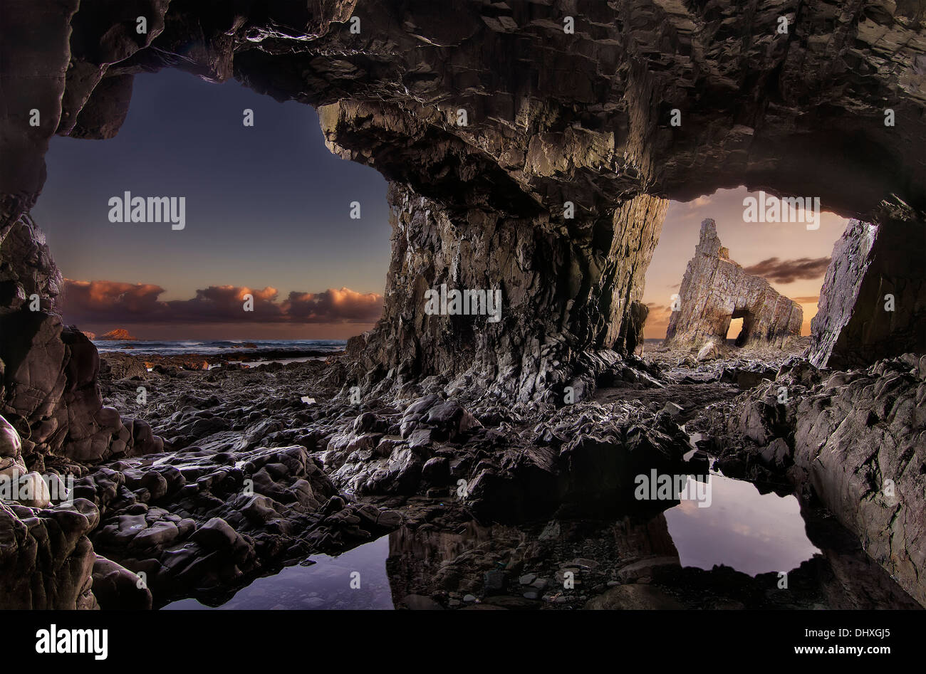 Meereshöhle in Cadavedo (Asturien) Stockfoto