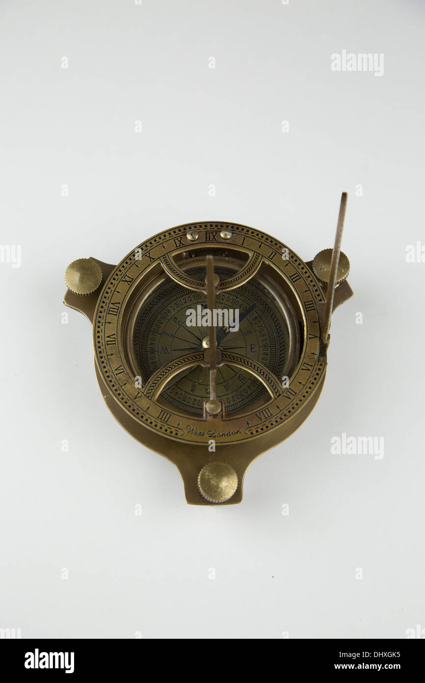 Kompass-Richtung Ost West Nord Süd Hilfe magnetische Navigation gold Ausrüstung Metall Glas Werkzeug Reisen Vintage alt Stockfoto