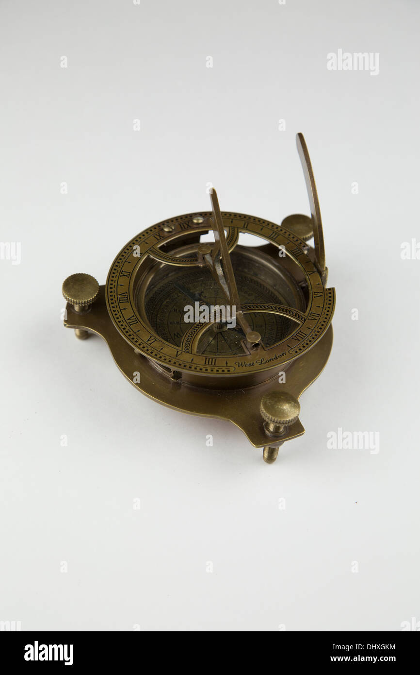 Kompass-Richtung Ost West Nord Süd Hilfe magnetische Navigation gold Ausrüstung Metall Glas Werkzeug Reisen Vintage alt Stockfoto