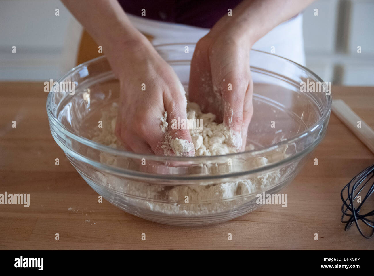 Köchin bereitet Zucker und Gluten freie Plätzchen Stockfoto