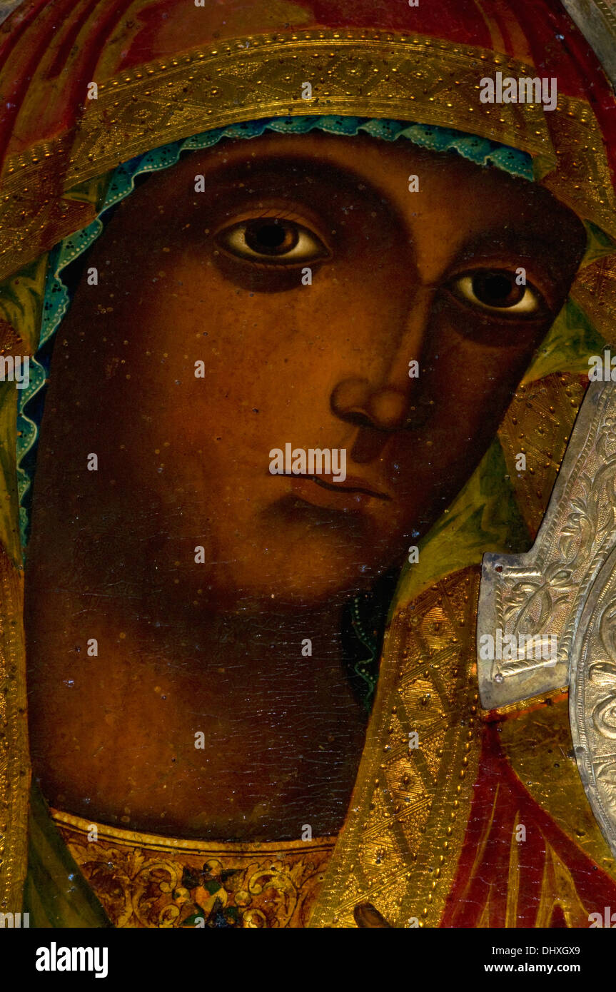 Nahaufnahme der Ikone der Madonna, Jungfrau und Mutter Mary in rot-grün und  Gold mit gebräunten Teint & tiefen braunen Augen in Sevlievo  Stockfotografie - Alamy