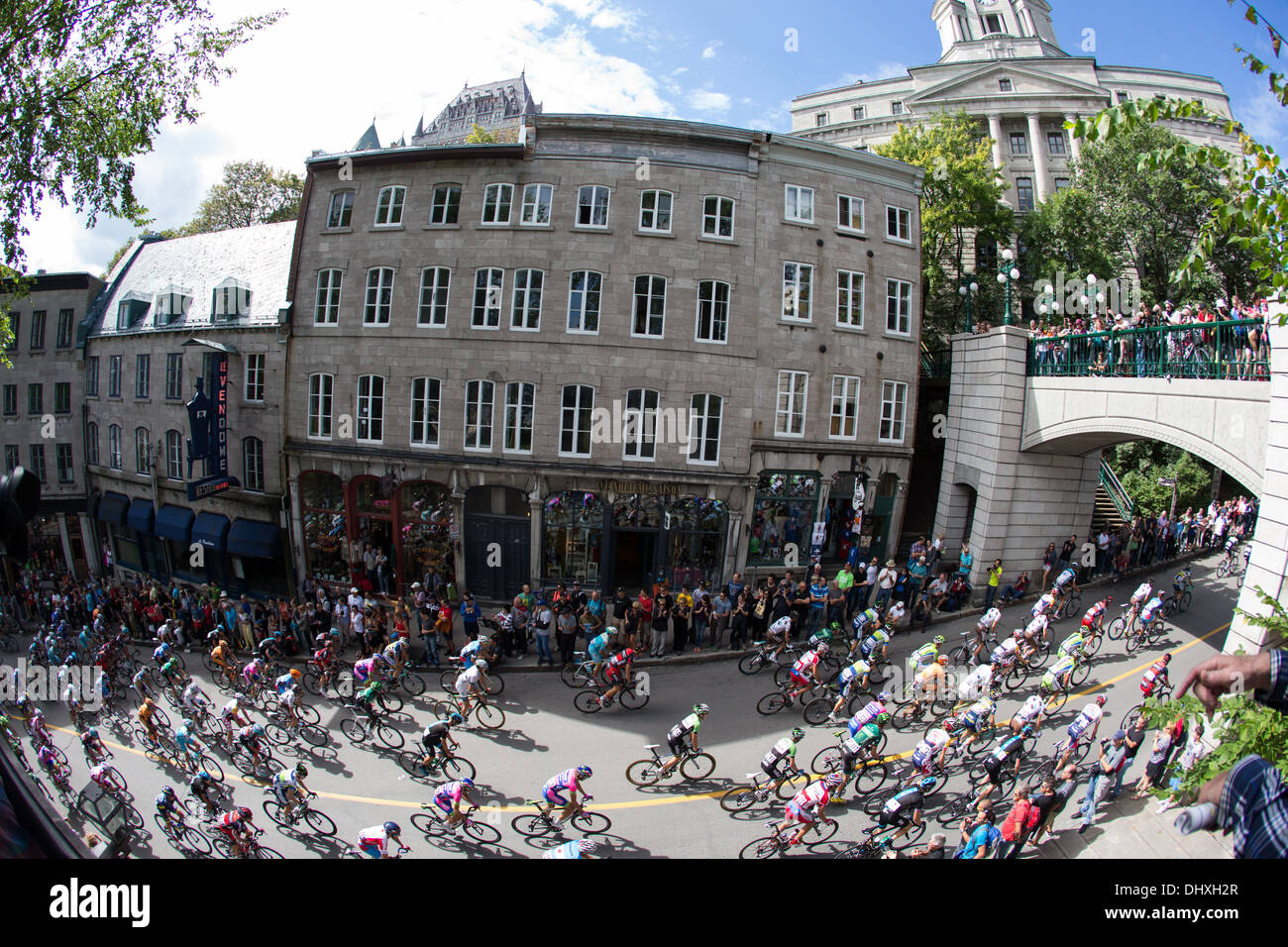 Radprofis steigen der Cote De La Montagne in Altstadt von Quebec während der Grand Prix Cycliste de Quebec. Stockfoto