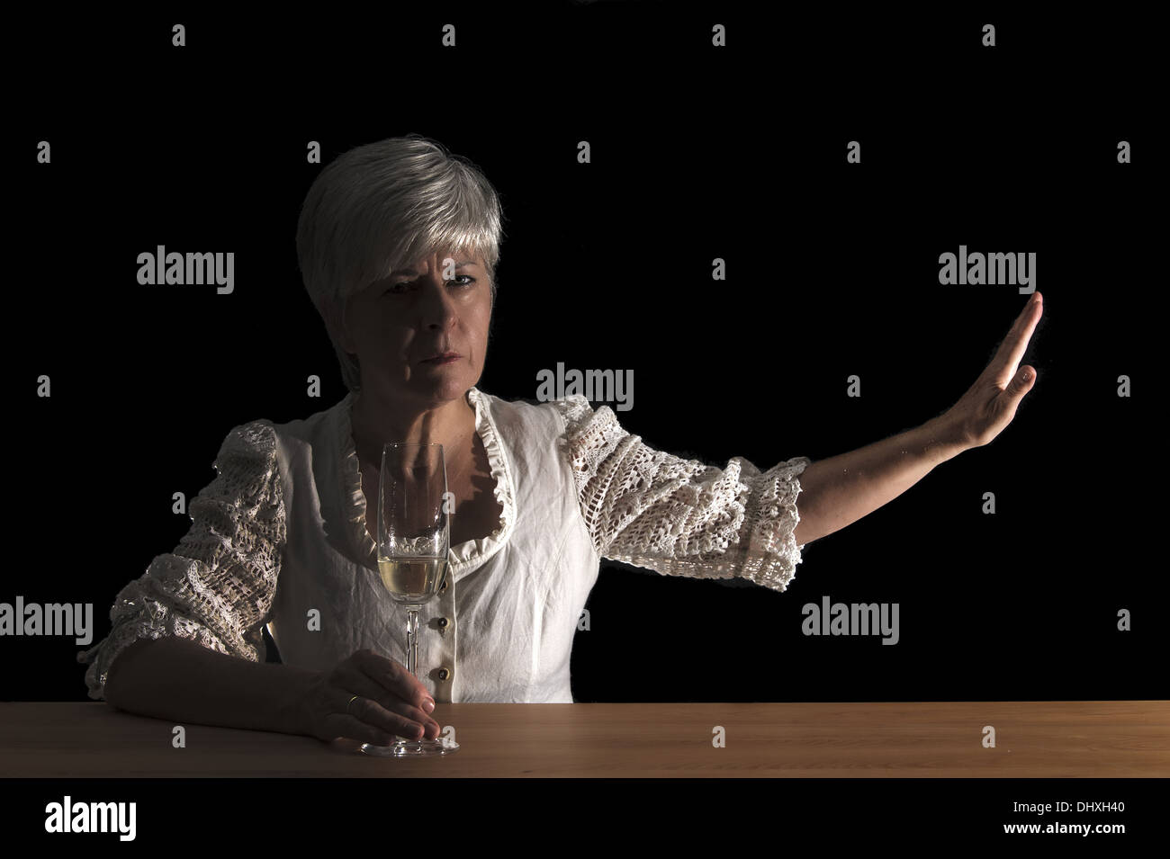 Frau in einer schlechten Stimmung in der defensive Stockfoto