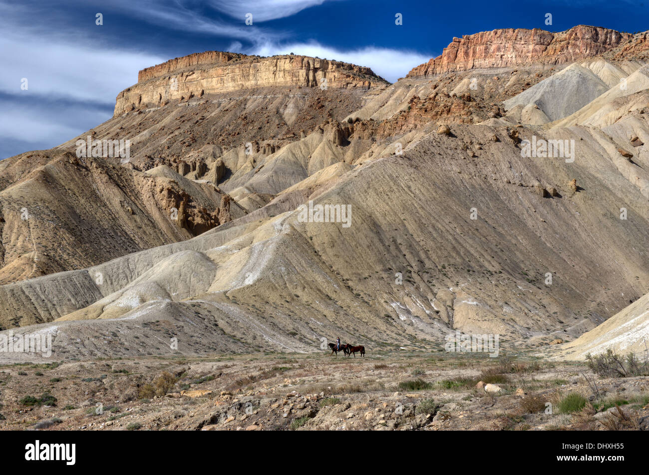 Pferde und Reiter an der Mount Garfield Trailhead in Palisade, Colorado. Die am weitesten links stehende Prominenz ist Mt. Garfield. Stockfoto