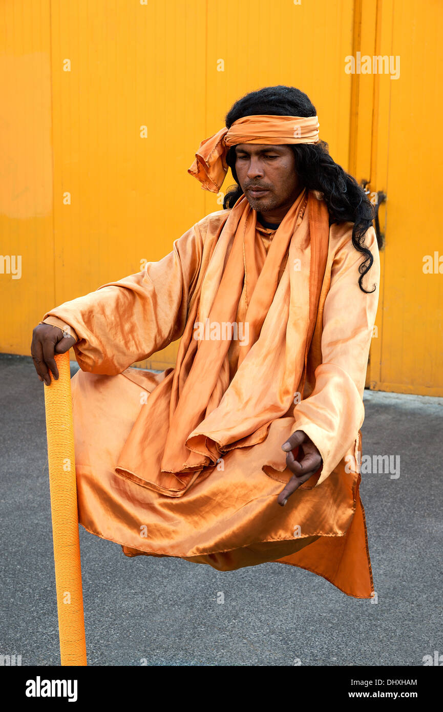 Hindu Fakir Street Performer tun Levitation Trick, Rom, Italien Stockfoto