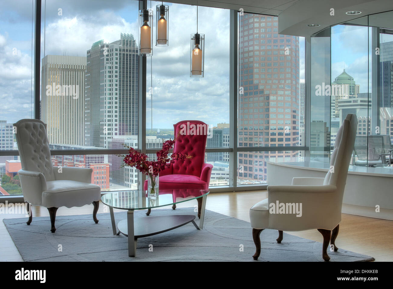 Büro mit Blick auf Skyline von Charlotte NC Stockfoto
