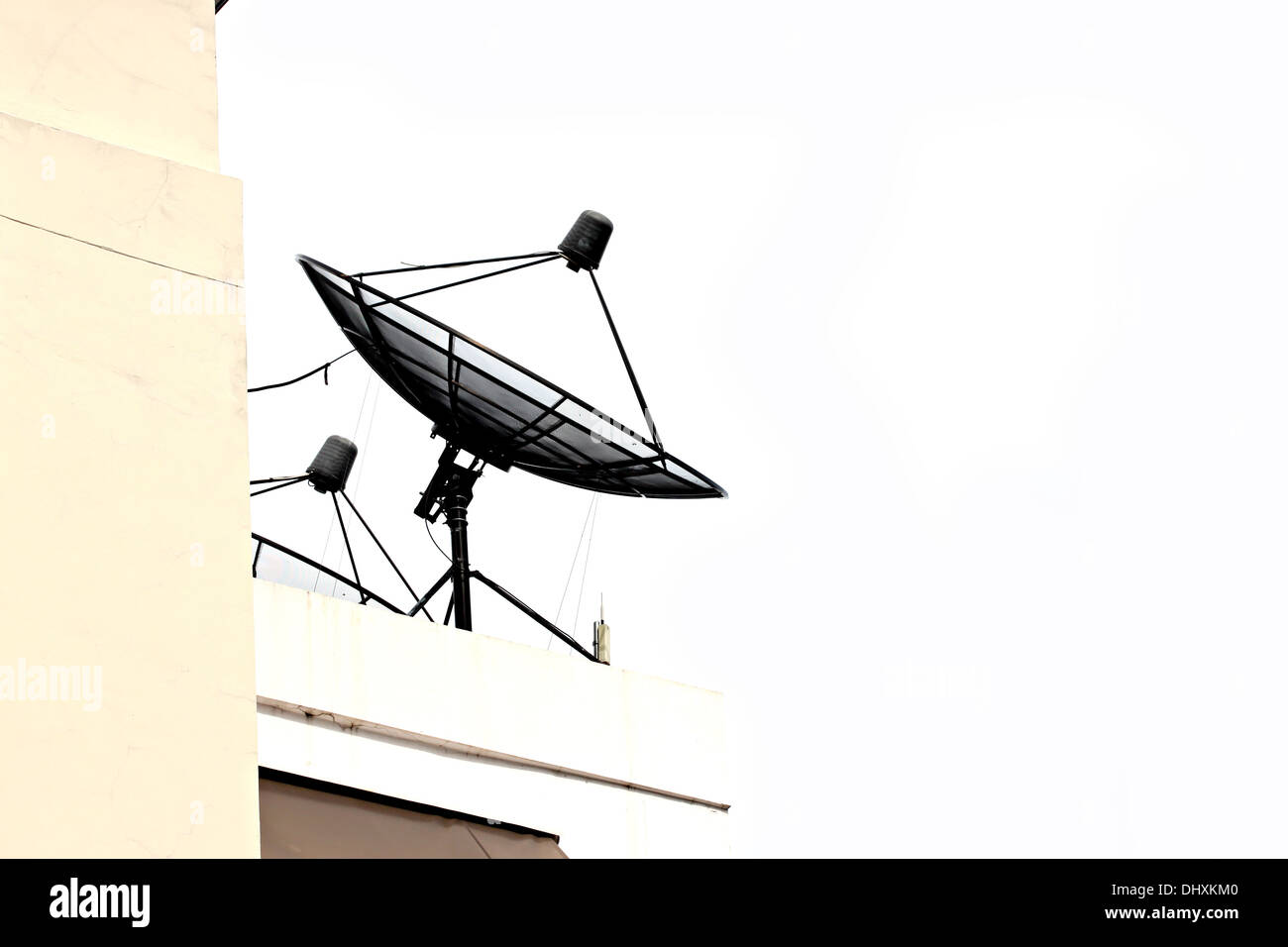 Bild die Satelliten-Schüssel am Gebäude befestigt zu konzentrieren. Stockfoto