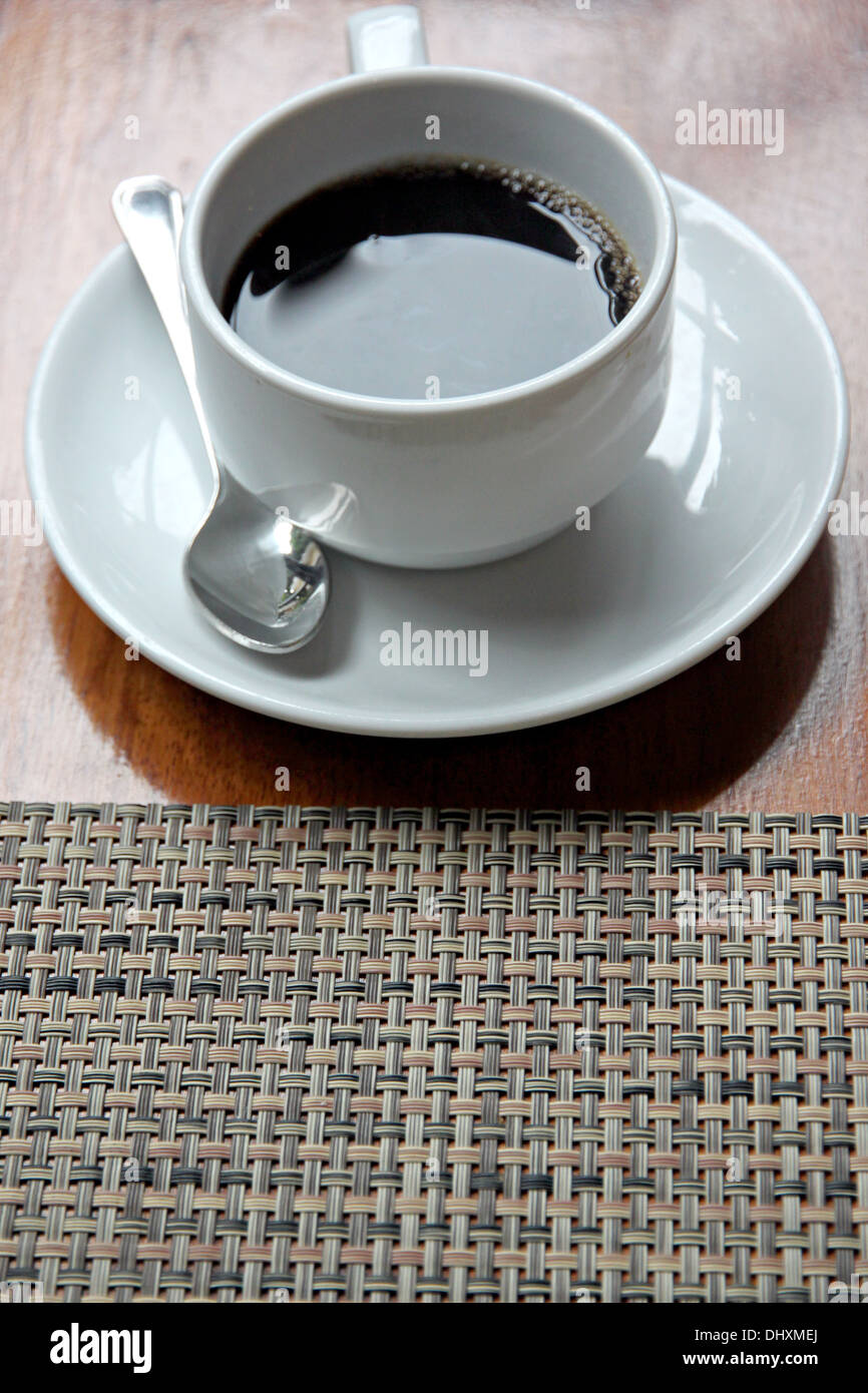 Die Closeup Black Coffee in eine weiße Tasse auf den Tisch. Stockfoto