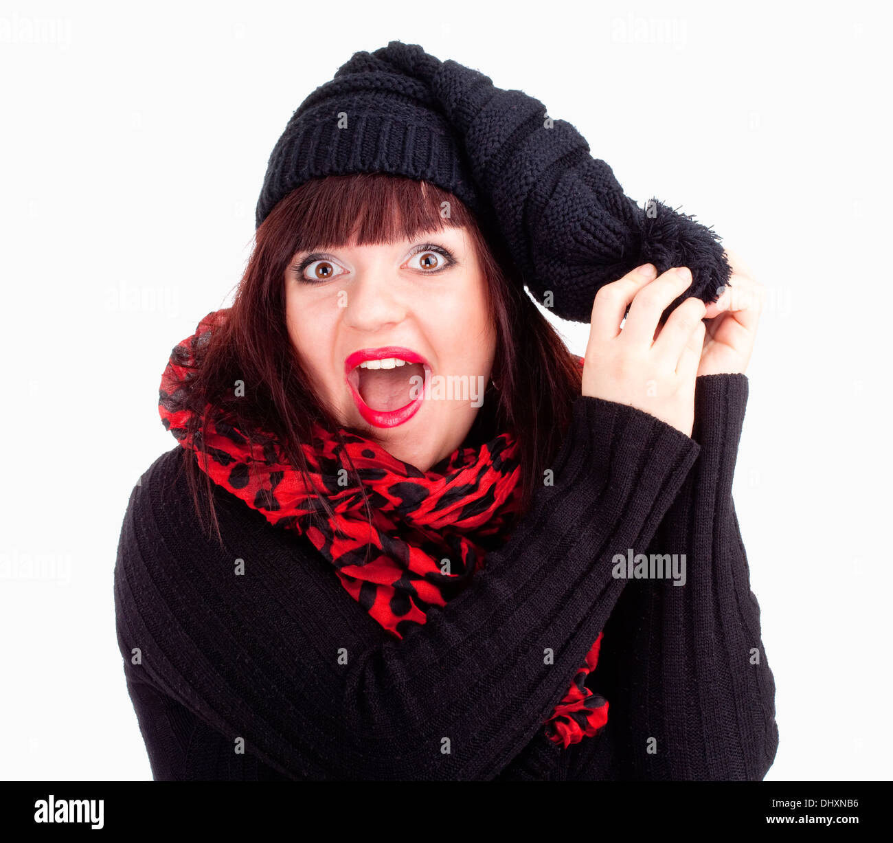 Überrascht Frau in schwarze Kappe und rotem Schal - Isolated on White Stockfoto