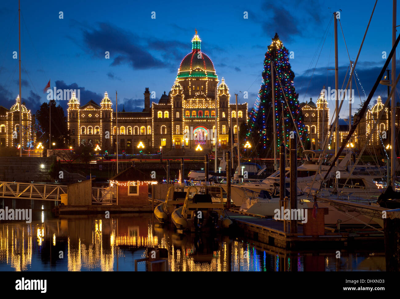 Ein Blick auf die British Columbia Parlamentsgebäude, geschmückt in Weihnachtsbeleuchtung und den Inner Harbour von Victoria. Stockfoto