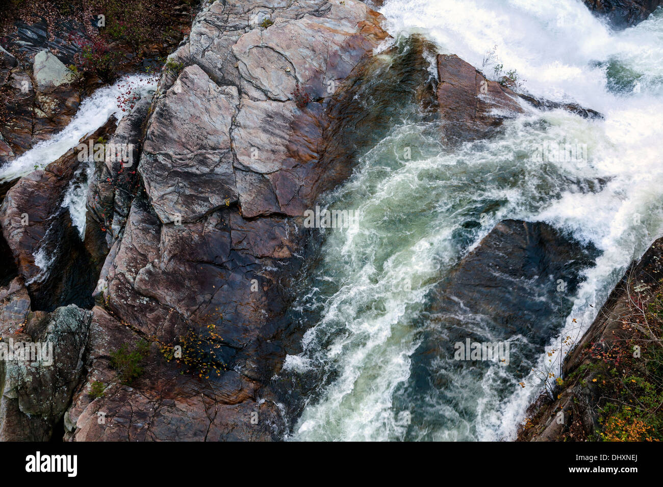 Fallen Sie Wildwasser Stromschnellen Anstieg um Felsbrocken im Fluss in Tallulah Falls State Park in Rabun County, Georgia. USA Stockfoto