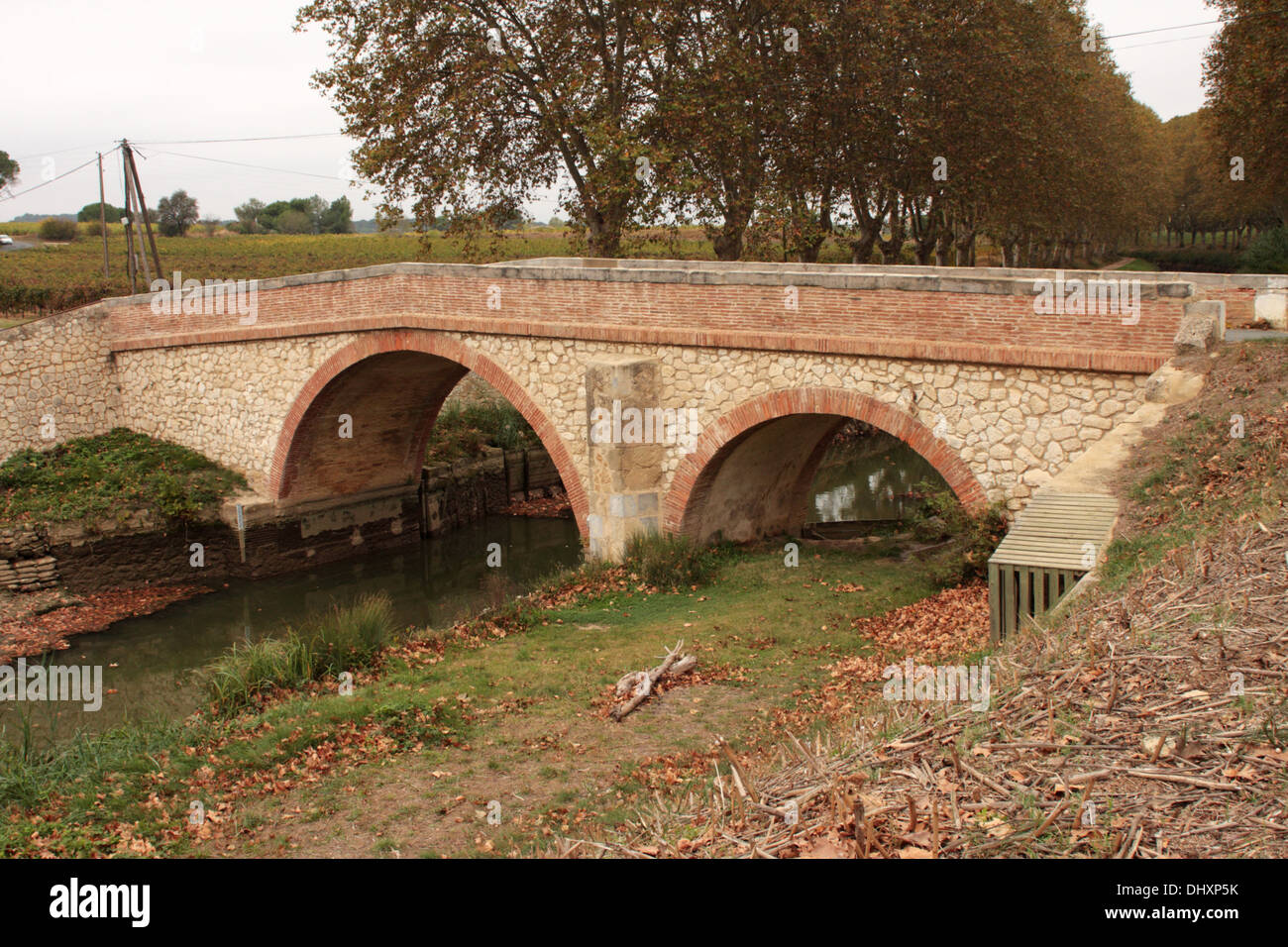 Straßenbrücke über den Canal De La Robine in der Nähe von Moussoulens Aude-Frankreich Stockfoto