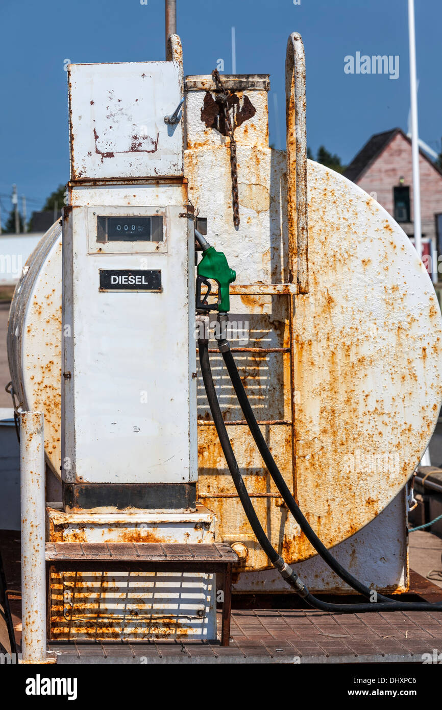 Kraftstofftank und eine dosierte Kraftstoffpumpe rostigen Salzwasser ausgesetzt auf einer Werft. Stockfoto