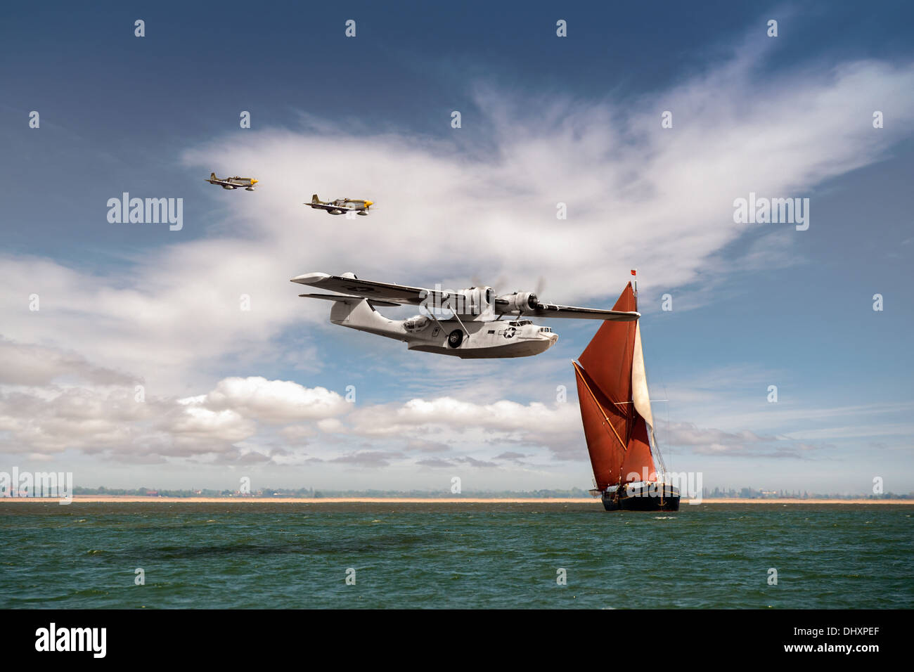 USAAF PBY Catalina Wasserflugzeug verlassen der Ostküste von England im Jahre 1945 vorbei an einem Themse Segeln Lastkahn, mit zwei P51 Mustang Escorts. Stockfoto