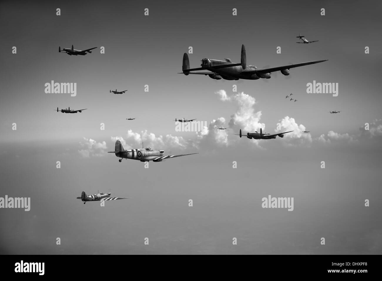 Raf spitfire Kämpfer Begleitung Lancaster schweren Bombern auf Tageslicht Betrieb über besetzten Frankreich nach D-Day 1944. Stockfoto