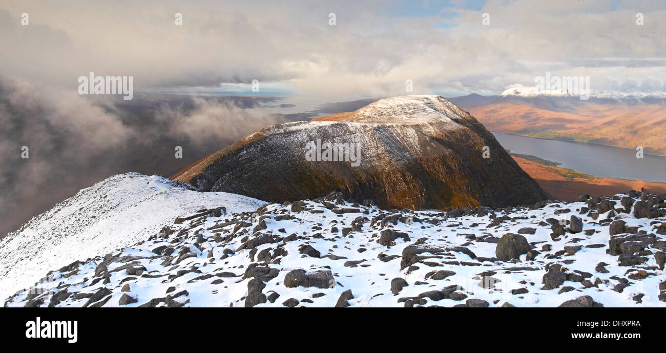 Gebührenfreie Nam Biast, Gipfel der Beinn Damh im Winter. Die schottischen Highlands, UK. Stockfoto