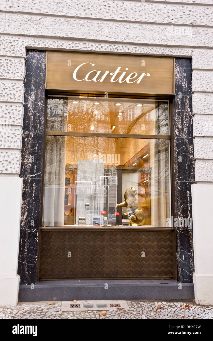 Fenster "elegant" der Cartier-Store in Berlin gehört es zur Schweizer Gruppe Richemont, weltweit drittgrößte Luxus waren. Stockfoto
