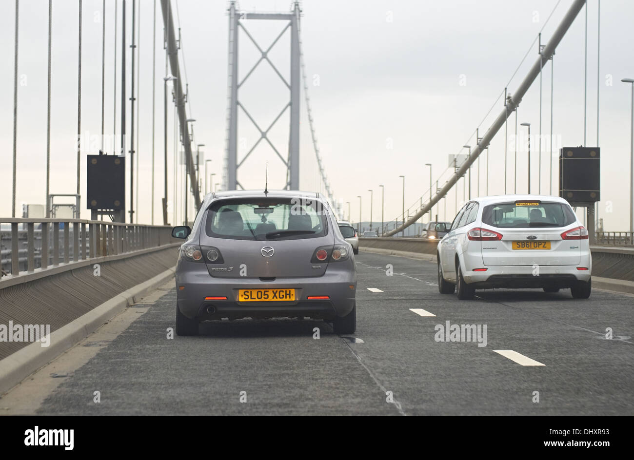 Autos überqueren die Forth Road Bridge in der Nähe von Glasgow, Schottland, Großbritannien. Stockfoto