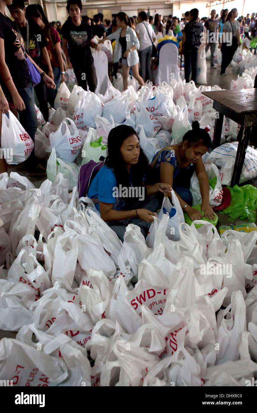 International Convention Centre, Cebu City 16.11.2013. Eine Cebu City Initiative eine Reihe von Regierungsbehörden in der Nachmahd der Taifun Haiyan/Yolanda. Eine 24-Stunden-Hilfsaktion Hilfe beinhaltet die empfangende und neu verpacken von Lebensmitteln, die für die am schwersten betroffenen Gebieten bestimmt sind. Freiwillige Helfer sind vor allem Studenten. Relief-Packs enthalten 6 Kilo Reis, 5 Dosen Sardinen, 5 Dosen corned Beef/Rind Laib. Stockfoto