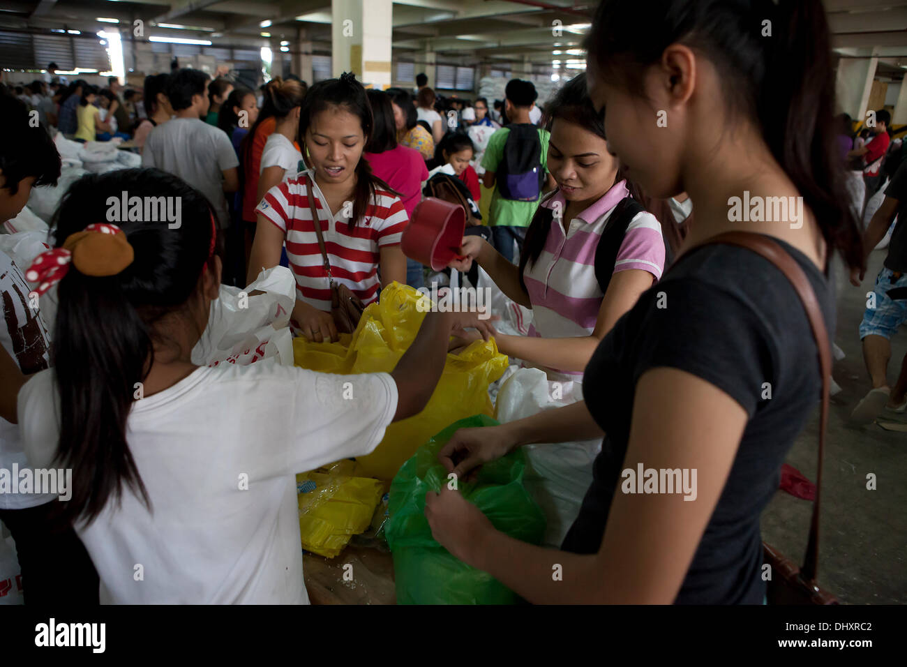 International Convention Centre, Cebu City 16.11.2013. Eine Cebu City Initiative eine Reihe von Regierungsbehörden in der Nachmahd der Taifun Haiyan/Yolanda. Eine 24-Stunden-Hilfsaktion Hilfe beinhaltet die empfangende und neu verpacken von Lebensmitteln, die für die am schwersten betroffenen Gebieten bestimmt sind. Freiwillige Helfer sind vor allem Studenten. Relief-Packs enthalten 6 Kilo Reis, 5 Dosen Sardinen, 5 Dosen corned Beef/Rind Laib. Stockfoto