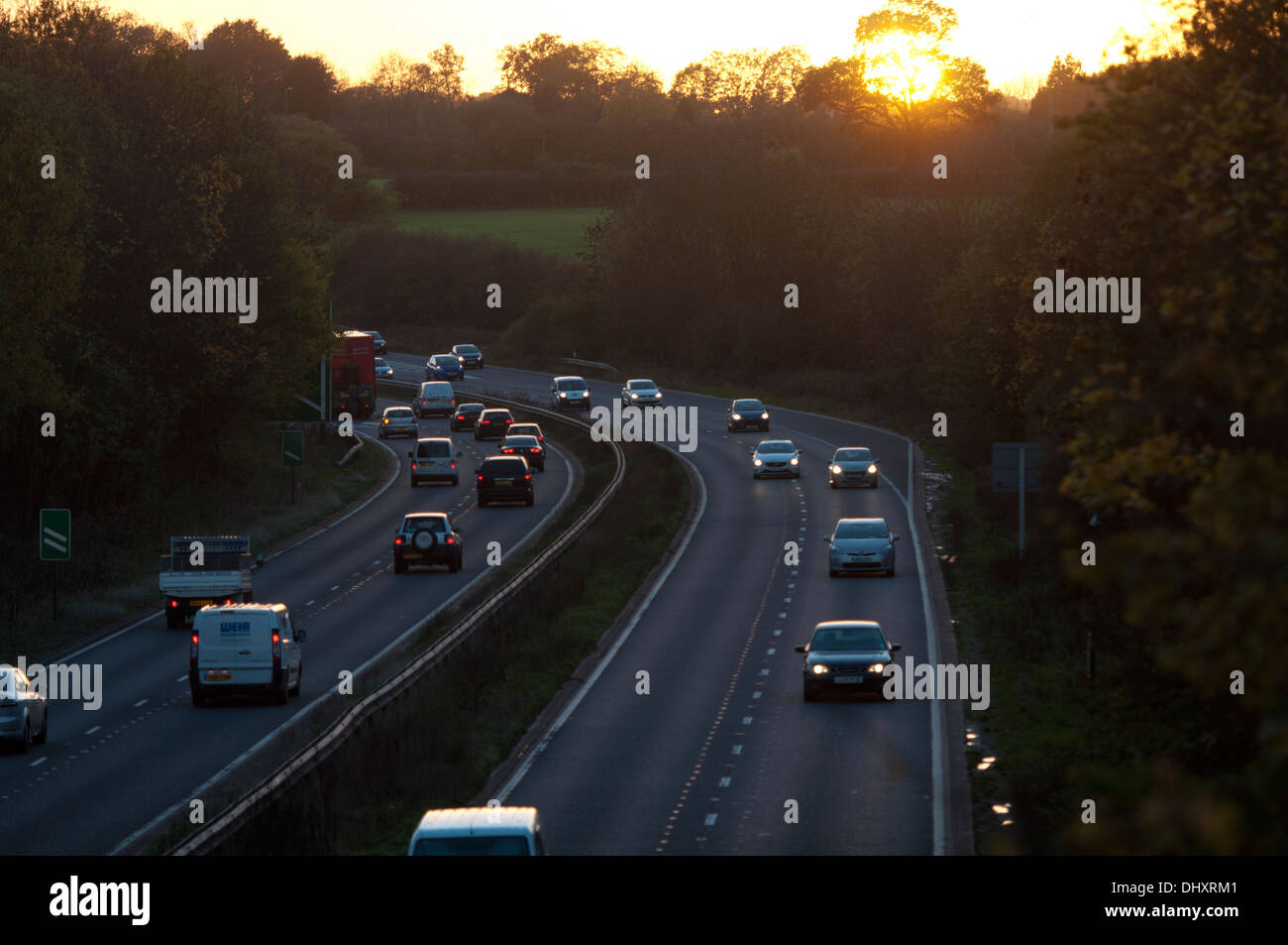 A46-Straße bei Sonnenuntergang, Warwick, UK Stockfoto