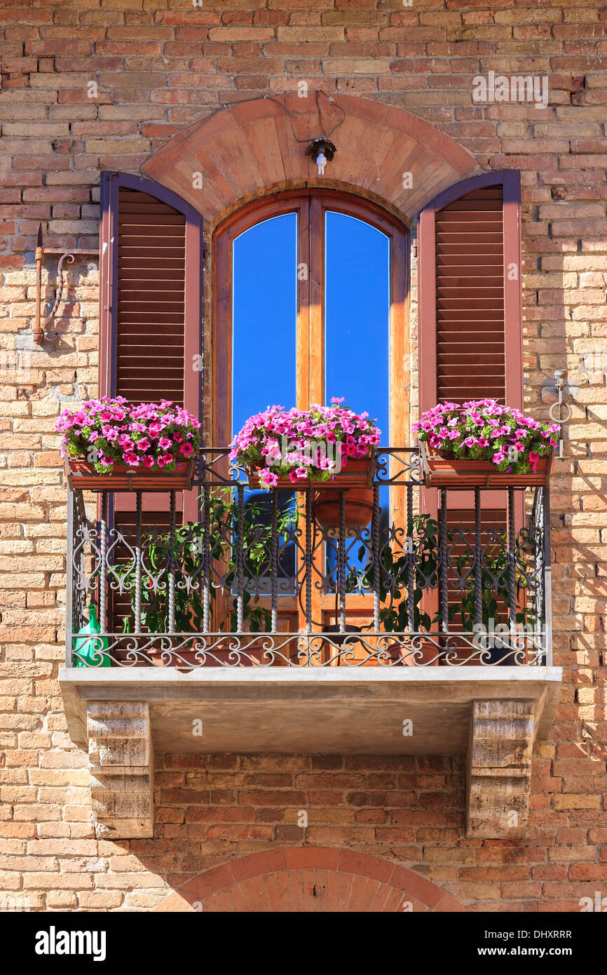 Italienische Balkon mit Blumen in San Gimignano. Eine mittelalterliche Bergstadt in der Provinz Siena, Toskana Stockfoto