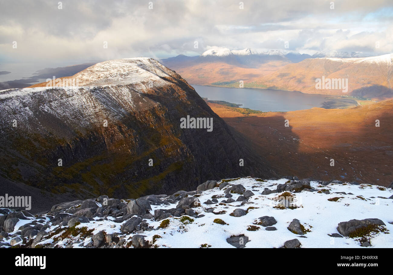 Gebührenfreie Nam Biast, Gipfel der Beinn Damh im Winter. Die schottischen Highlands, UK. Stockfoto
