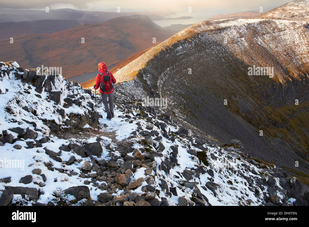 Ein Wanderer zu Fuß in Richtung Maut Nam Biast auf Beinn Damh in den schottischen Highlands, UK. Stockfoto