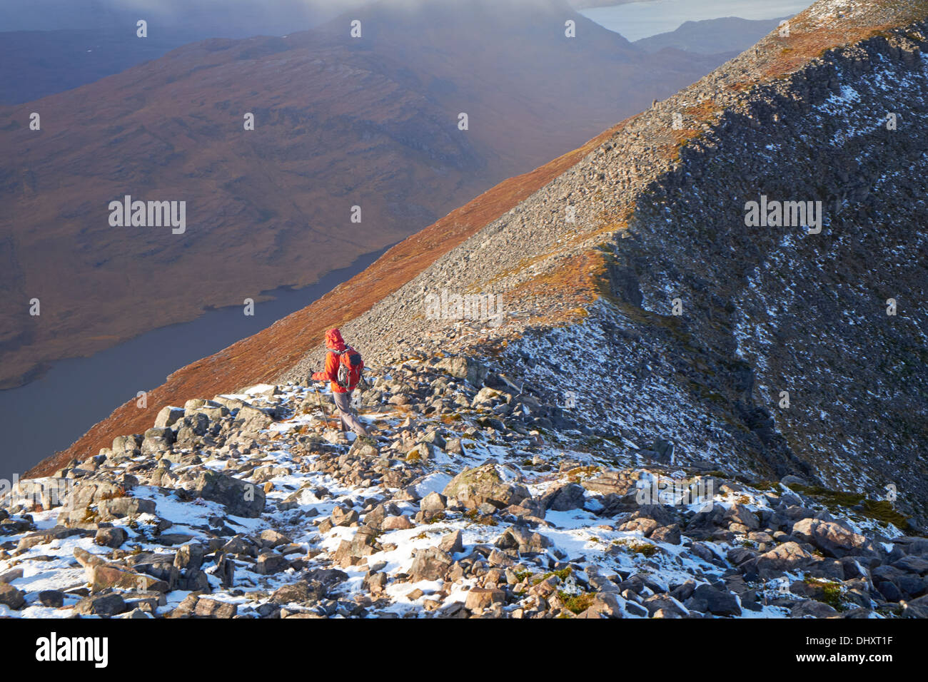 Ein Wanderer zu Fuß in Richtung Maut Nam Biast auf Beinn Damh in den schottischen Highlands, UK. Stockfoto