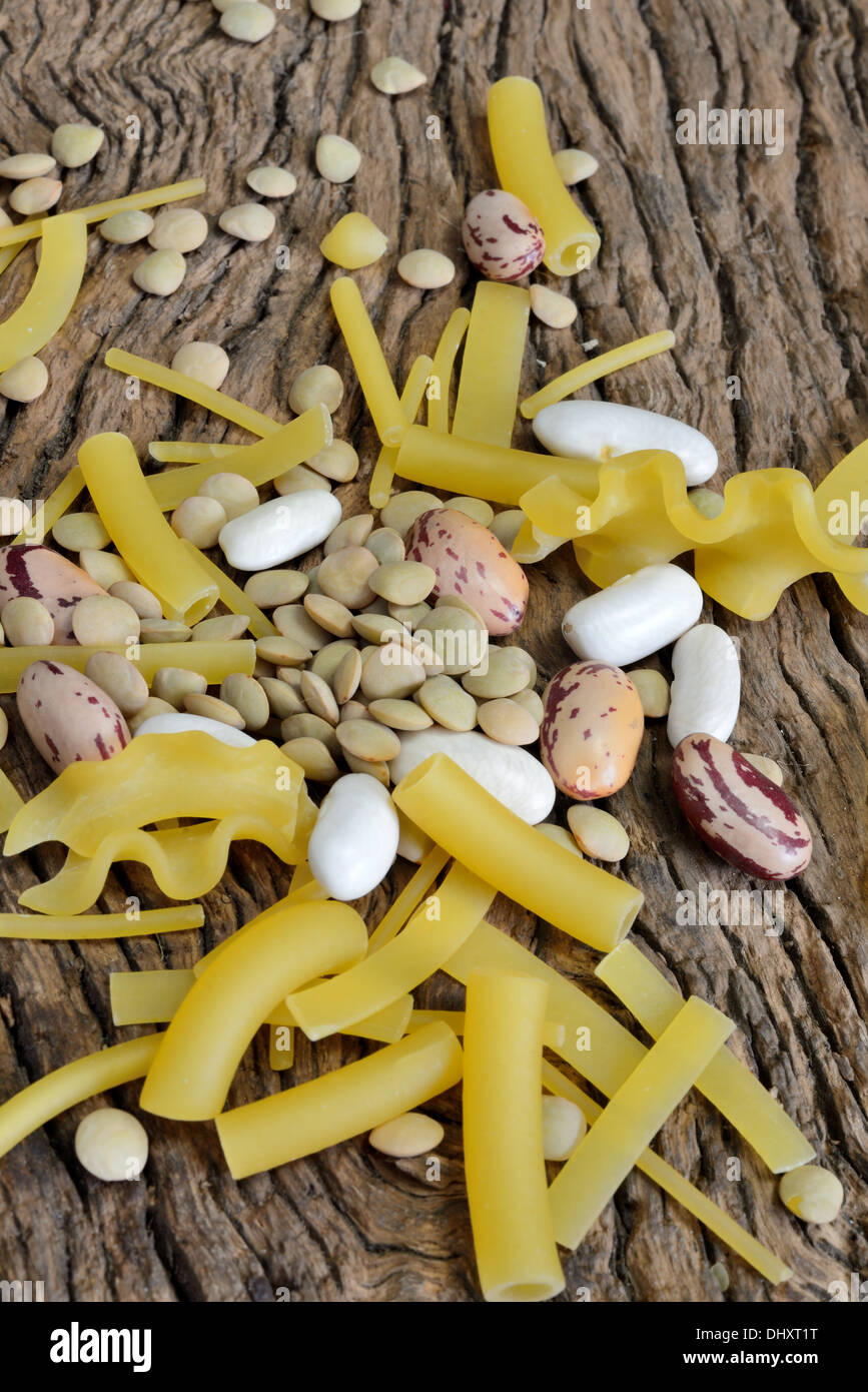 verschiedene Hülsenfrüchte welche Linsen, rote weiße Bohnen und gemischte Nudeln Bohnen Stockfoto