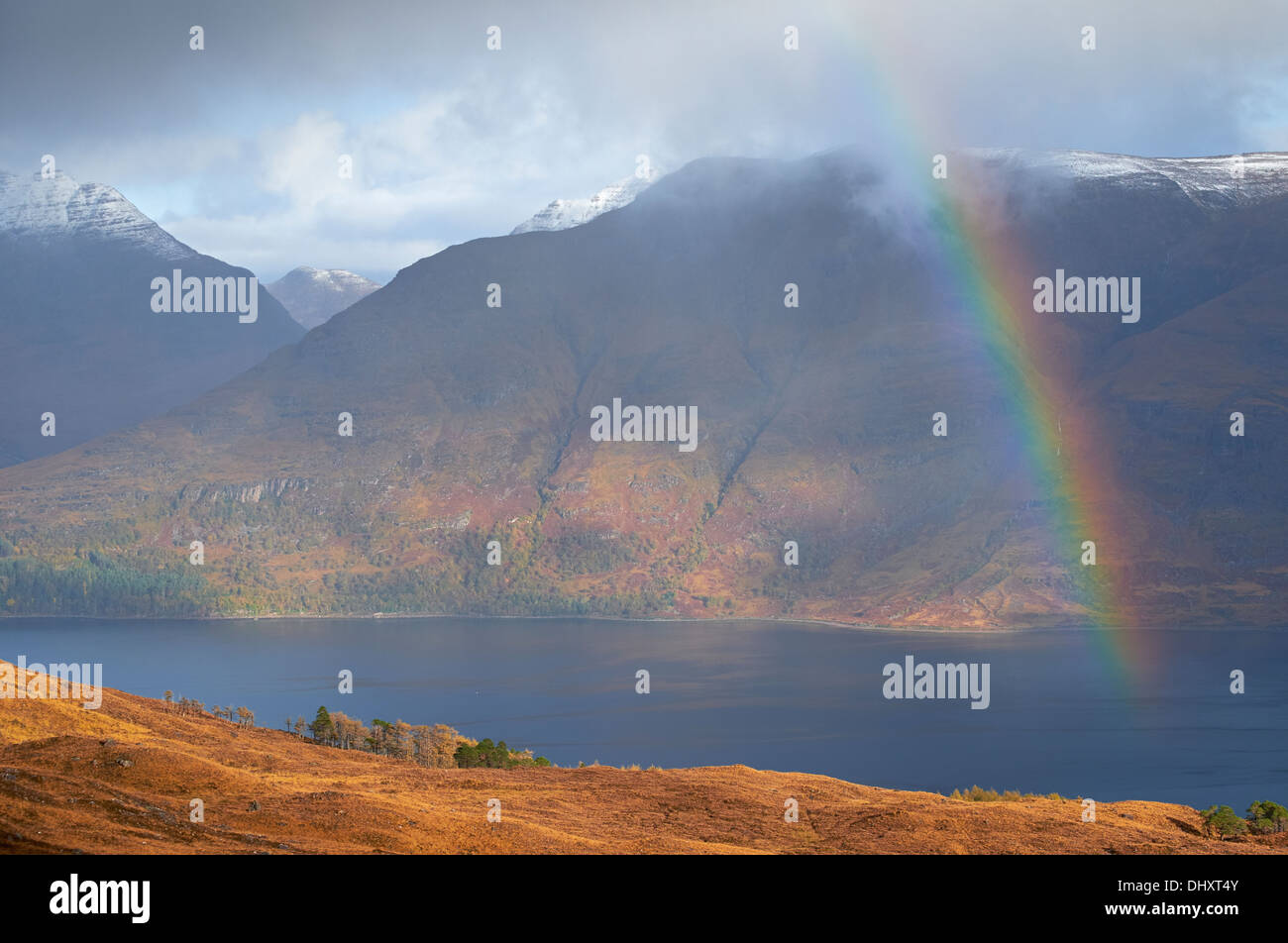 Ein Regenbogen über Loch Torridon und Mullach eine Rathain in den schottischen Highlands, UK. Stockfoto