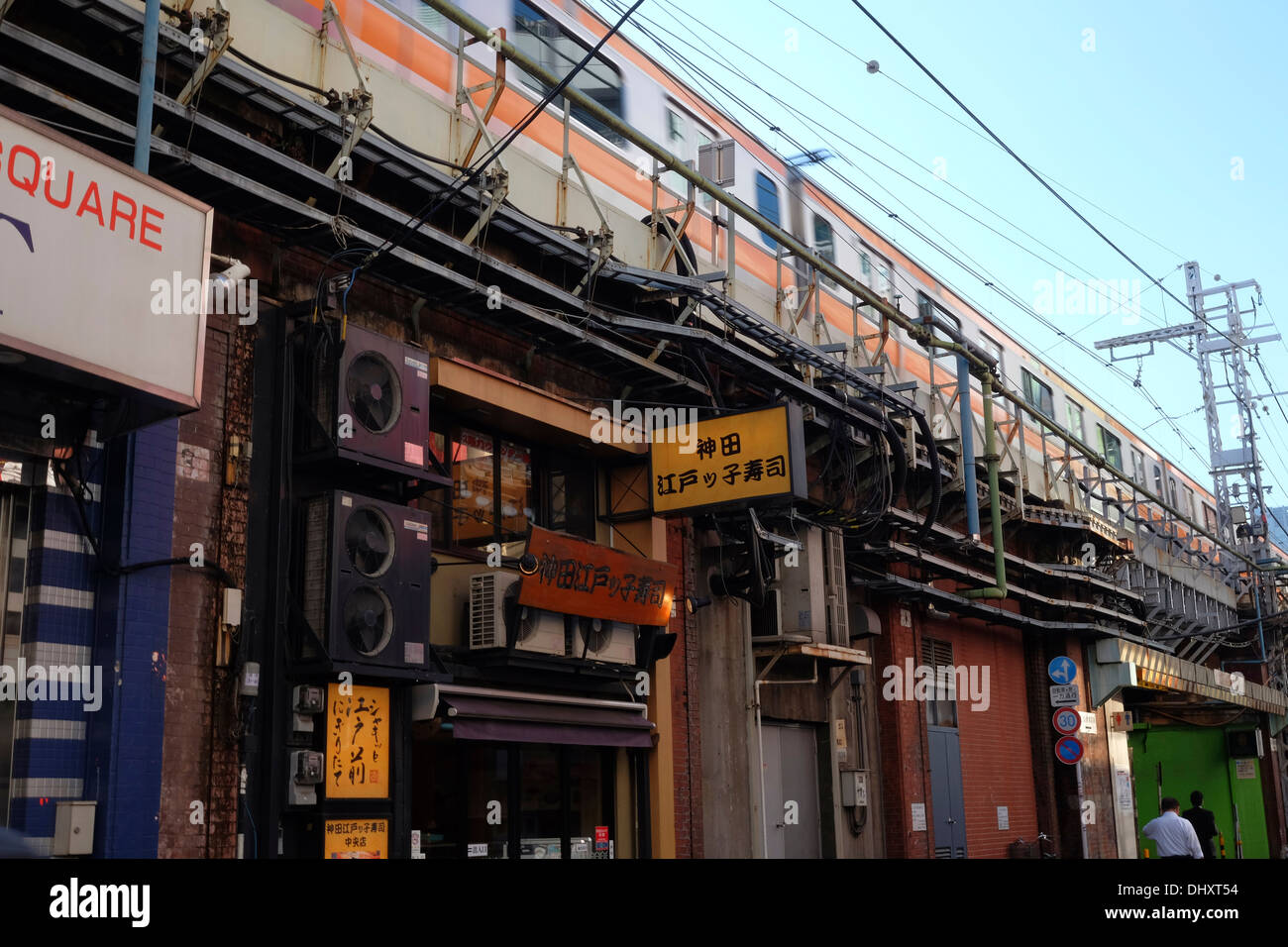 Kanda, JR Chuo-Linie, die am Morgen Stockfoto
