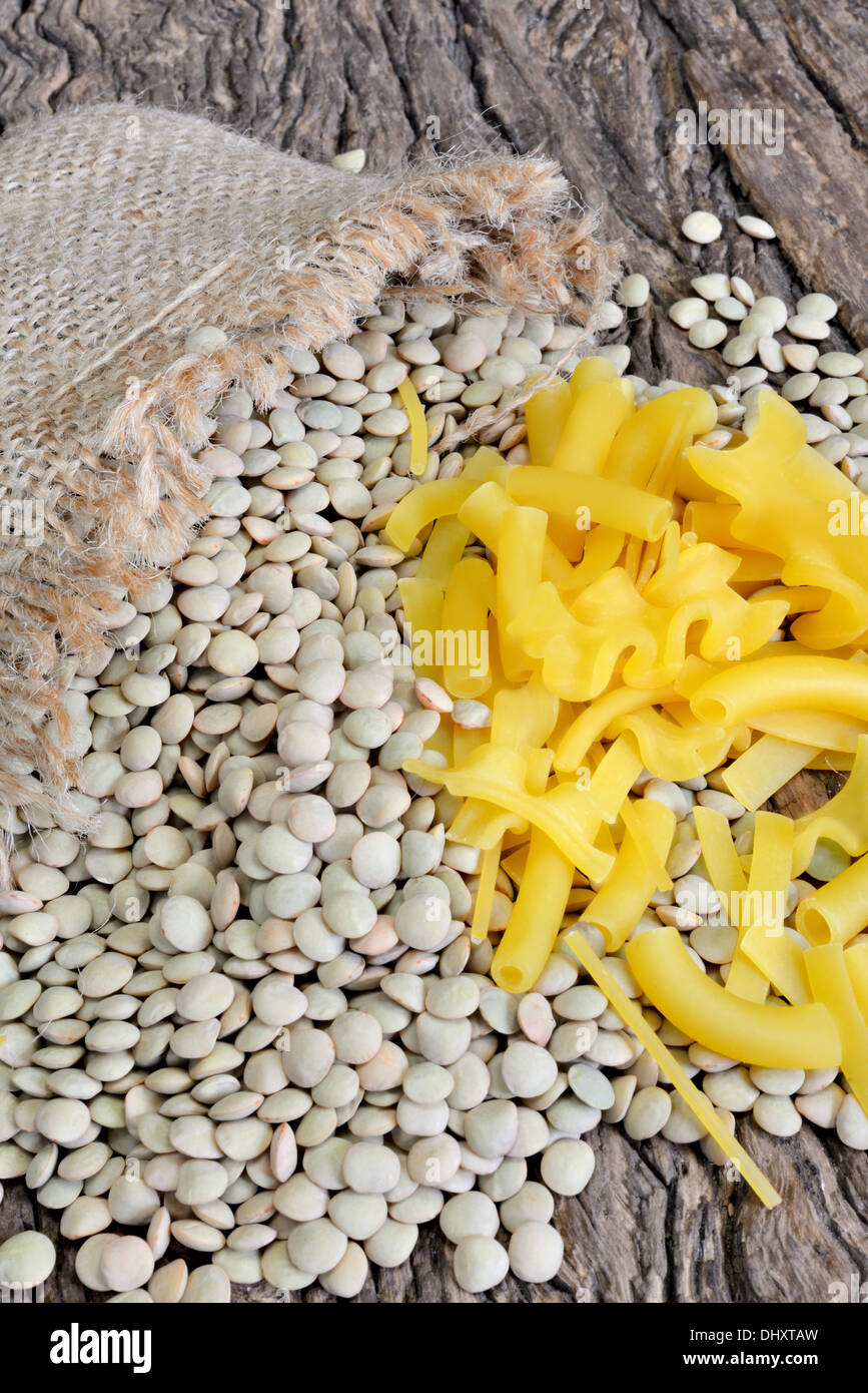 verschiedene Hülsenfrüchte welche Linsen, rote weiße Bohnen und gemischte Nudeln Bohnen Stockfoto