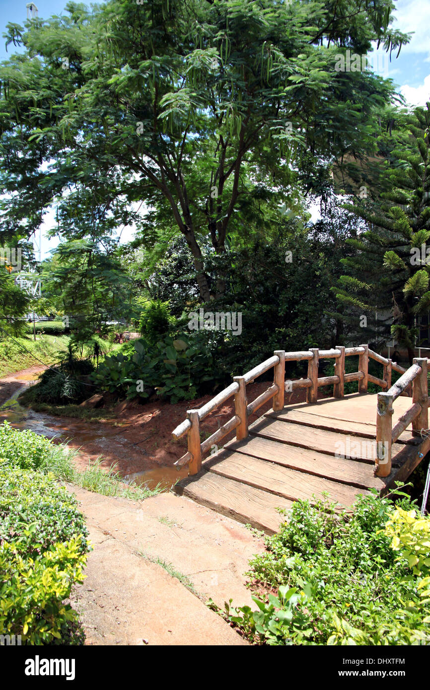 Der Bild-Weg über die Brücke in den Park. Stockfoto