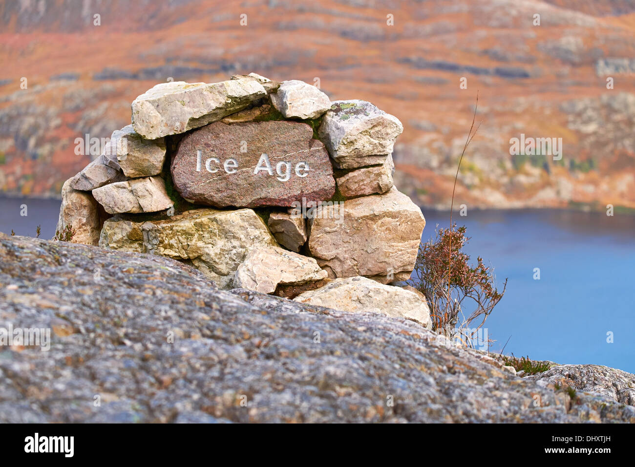 Das Eiszeit-Zeichen auf der Torridon Bergweg in den schottischen Highlands, UK. Stockfoto
