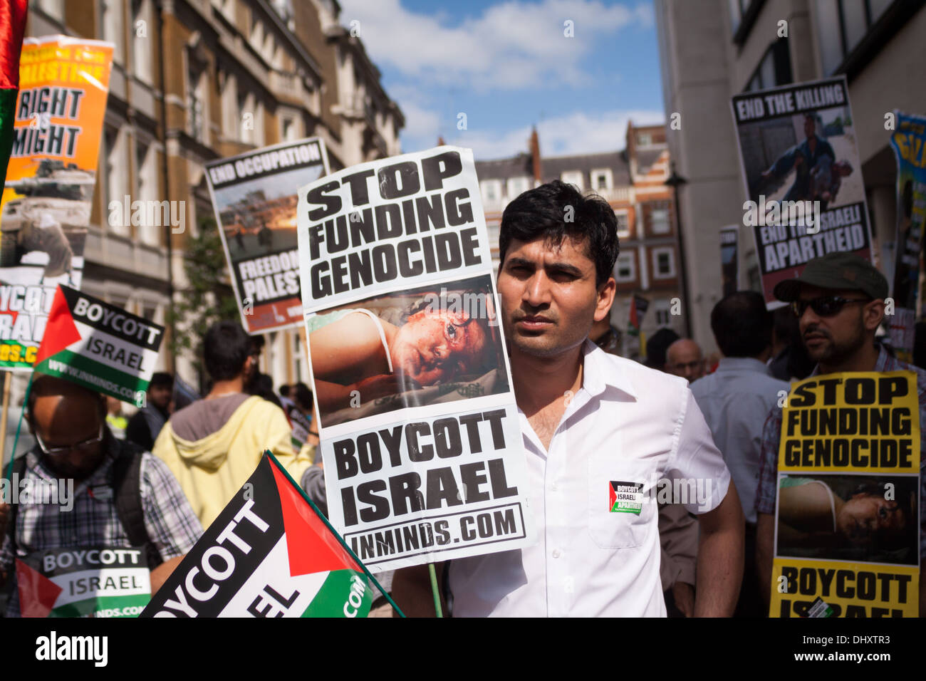Ein Mann hält ein Plakat an der Kundgebung 2013 Al-Quds, London. Al-Quds-Tag ist ein pro-palästinensische Tag des Protestes. Stockfoto