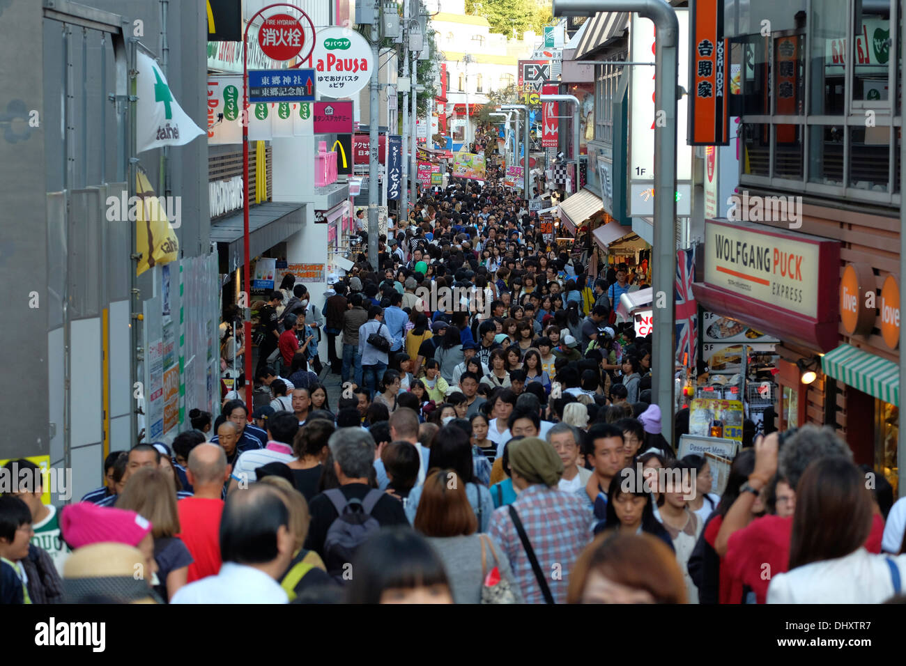 Harajuku Takeshita Straße am Wochenende Stockfoto