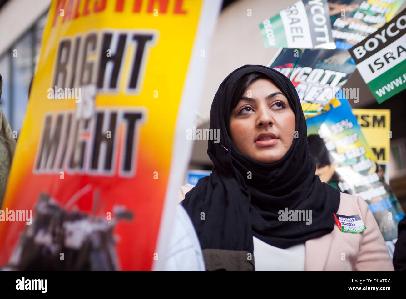 A steht bei der 2013 Al-Quds Tag Demonstration, London. Al-Quds-Tag ist ein pro-palästinensische Tag des Protestes. Stockfoto