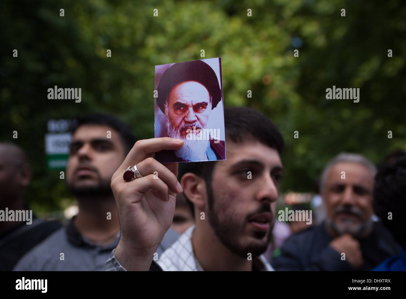 Ein Mann hält ein Foto des ehemaligen iranischen Führer Ruhollah Khomeini auf 2013 Al-Quds Tag Demonstration, London. Stockfoto