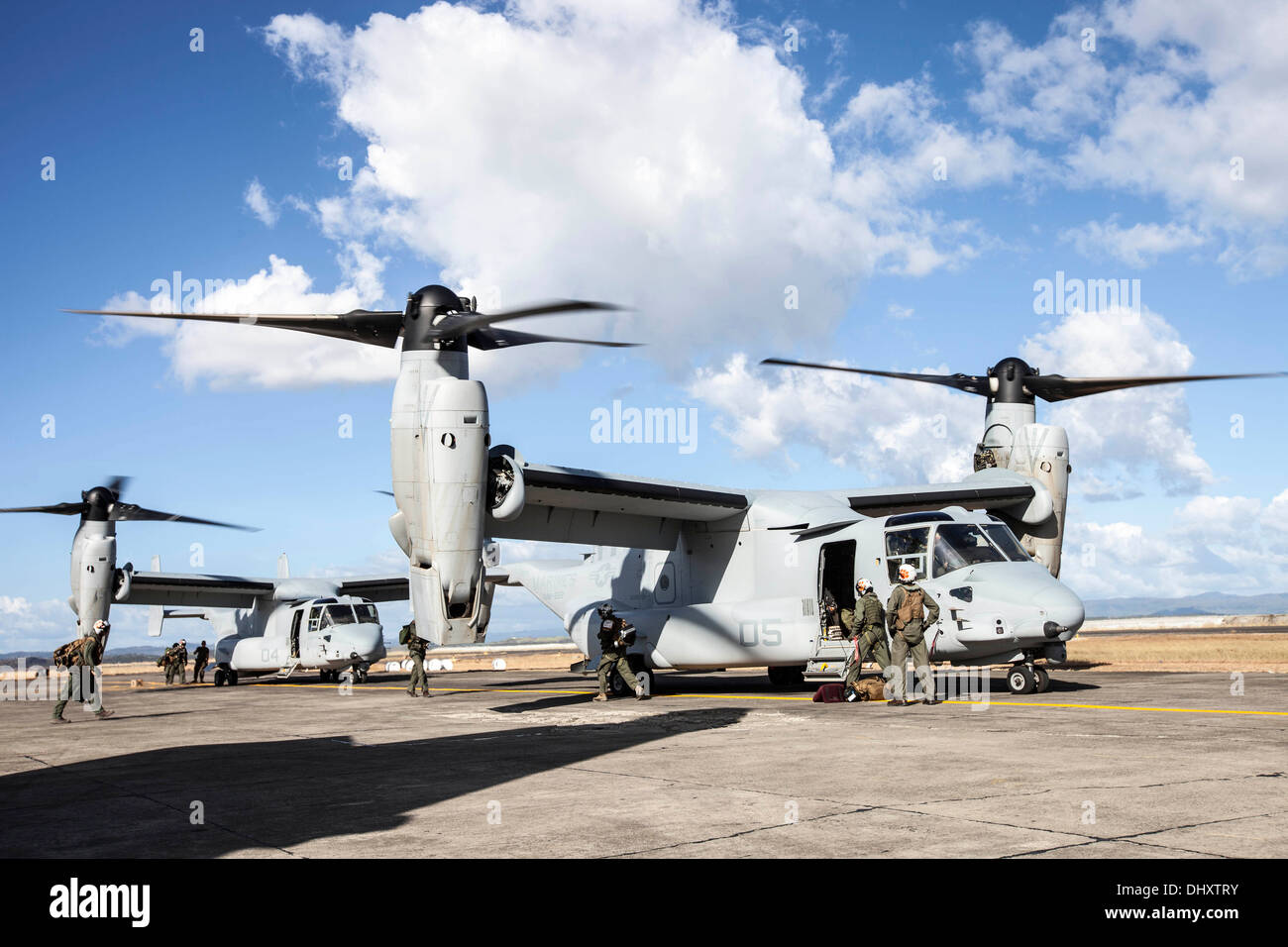 Zwei MV-22 Fischadler mit Marine Medium Tiltrotor Squadron 262, 1. Marine Air Wing, vorbereiten, um Hilfsgüter in Tacloban auszulagern Stockfoto