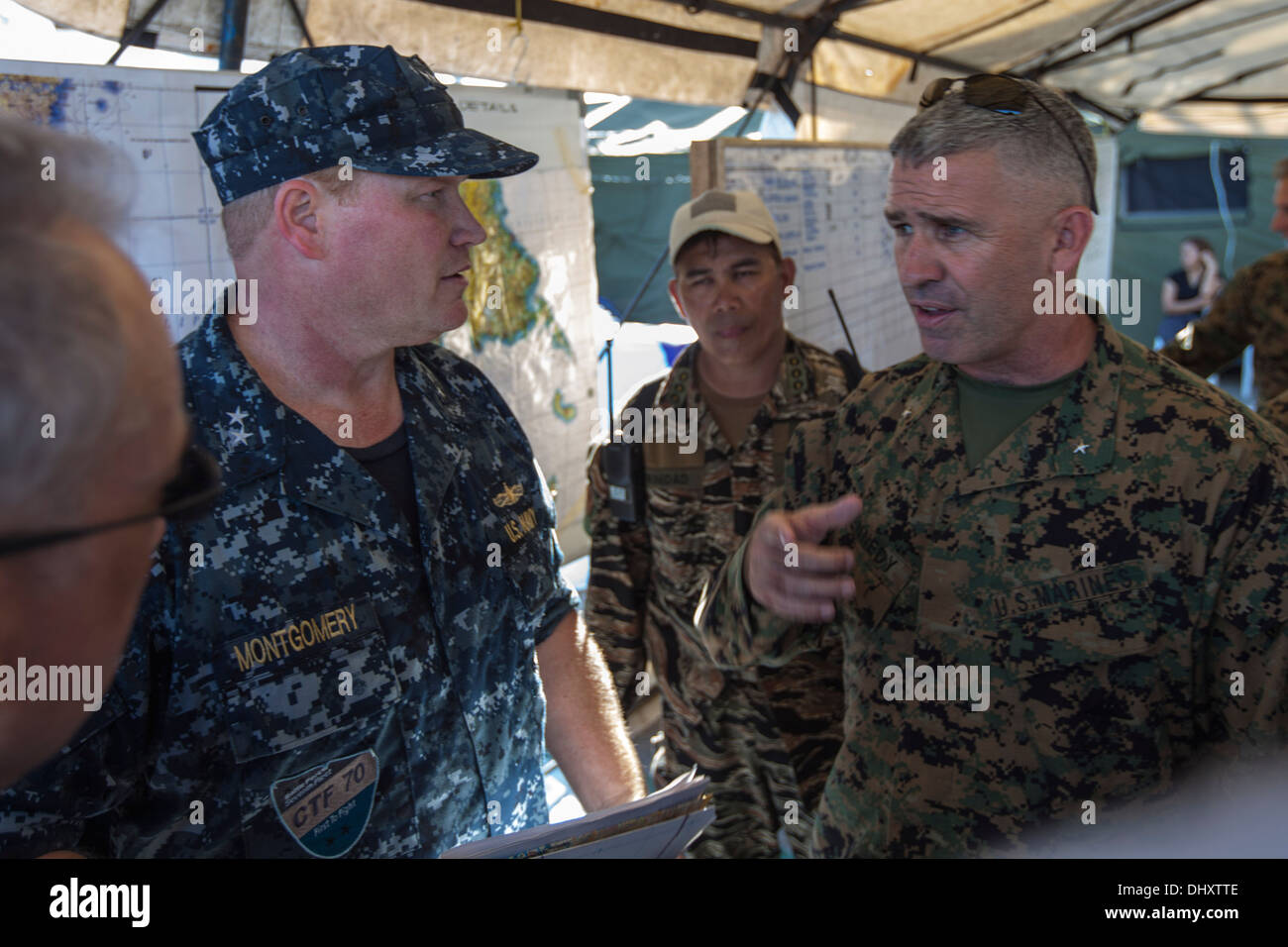 Brigadier General Paul J. Kennedy (rechts), Kommandierender general der 3. Marine Expeditionary Brigade, spricht mit Hinterer Admiral Mark Stockfoto